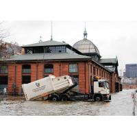 1310_0772 Lastwagen im Hochwasser - Container an der Fischauktionshalle. | 